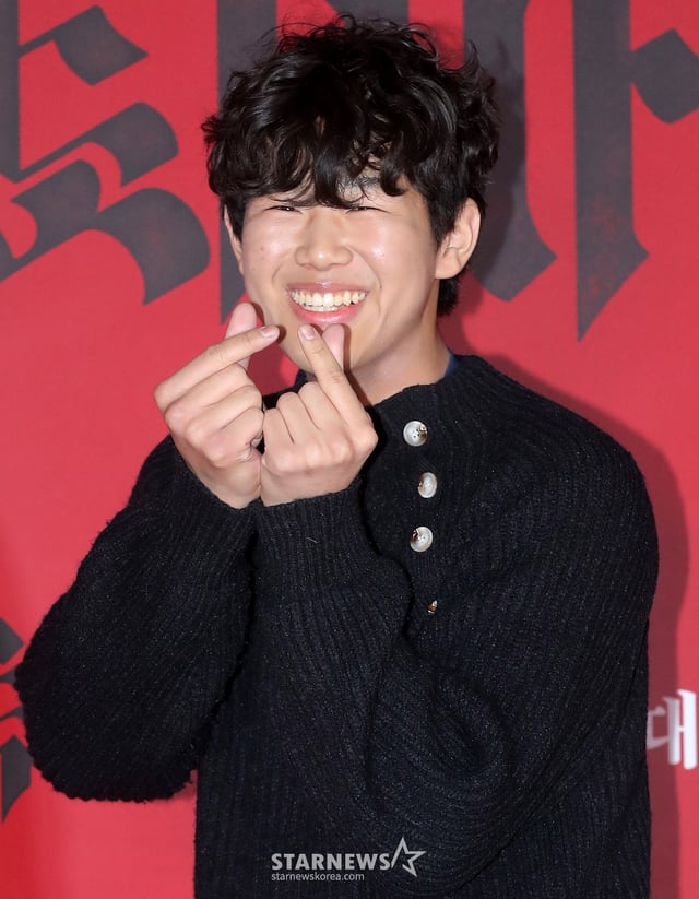 배우 이종혁 아들 이준수 군이 4일 오후 서울 송파구 롯데월드타워 롯데시네마에서 진행된 오컬트 애니메이션 '퇴마록' VIP 시사회에 참석해 포즈를 취하고 있다. '퇴마록'은 특별한 능력을 가진 퇴마사들이 절대 악(惡)에 맞서는 대서사의 시작을 담은 오컬트 블록버스터. 오컬트 액션을 오감으로 즐길 수 있는 4DX와 SCREENX 포맷으로 관객과 만날 예정이다. 오는 21일 개봉. 2025.02.04 /사진=김창현 chmt@