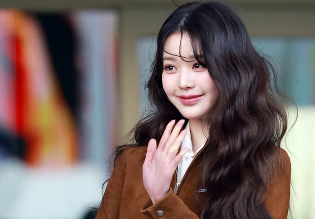 (인천공항=뉴스1) 김진환 기자 = 아이브 장원영이 10일 오전 패션쇼 참석 차 인천국제공항 제2터미널을 통해 프랑스 파리로 출국에 앞서 포즈를 취하고 있다. 2025.3.10/뉴스1  Copyright © 뉴스1. All rights reserved. 무단 전재 및 재배포,  AI학습 이용 금지. /사진=(인천공항=뉴스1) 김진환 기자
