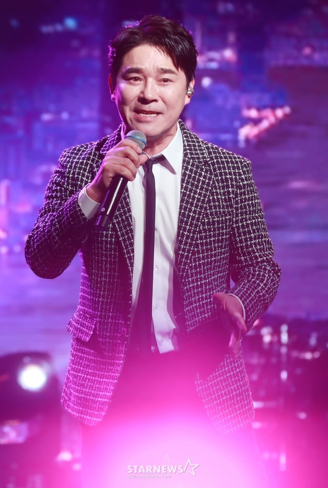 가수 임창정이 8일 오후 서울 강남구 일지아트홀에서 진행된 미니 3집 '멍청이' 발매기념 쇼케이스에 참석해 신곡을 선보이고 있다.  '멍청이'에는 타이틀곡 멍청이를 포함해 '더 많이 사랑하길', '용서해', '그냥 좋은 날', '멍청이(Inst.)' 총 5곡이 수록됐다. /2023.02.08