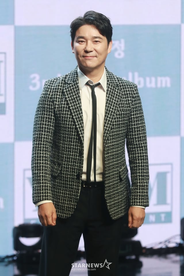 가수 임창정이 8일 오후 서울 강남구 일지아트홀에서 진행된 미니 3집 '멍청이' 발매기념 쇼케이스에 참석해 포즈를 취하고 있다. '멍청이'에는 타이틀곡 멍청이를 포함해 '더 많이 사랑하길', '용서해', '그냥 좋은 날', '멍청이(Inst.)' 총 5곡이 수록됐다. /2023.02.08