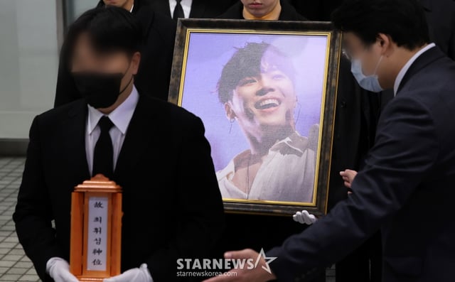 (서울=뉴스1) 이동해 기자 = 16일 오전 서울 강남구 삼성서울병원 장례식장에서 고(故) 휘성의 발인이 엄수되고 있다. 2025.3.16/뉴스1 Copyright © 뉴스1. All rights reserved. 무단 전재 및 재배포, AI학습 이용 금지. /사진=(서울=뉴스1) 이동해 기자