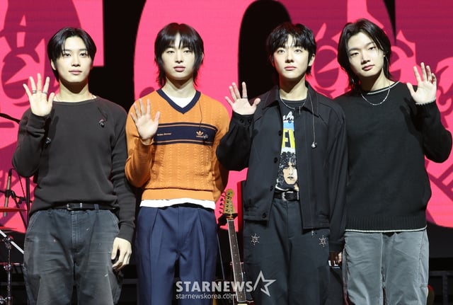 (서울=뉴스1) 권현진 기자 = 밴드 드래곤포니의 편성현(왼쪽부터)과 권세혁, 안태규, 고강훈이 19일 오후 서울 서대문구 신촌로 예스24 원더로크홀에서 가진 두 번째 EP앨범 'Not Out(낫 아웃)' 발매 기념 쇼케이스에서 포즈를 취하고 있다. 2025.3.19/뉴스1  Copyright © 뉴스1. All rights reserved. 무단 전재 및 재배포,  AI학습 이용 금지. /사진=(서울=뉴스1) 권현진 기자