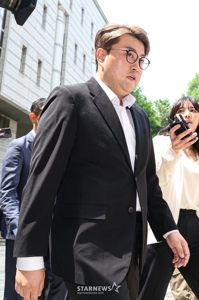 음주 운전 뺑소니 등의 혐의로 구속 영장이 청구된 트로트 가수 김호중이 영장실질심사를 받기 위해 24일 오전 서울중앙지방법원으로 들어서고 있다. /2024.05.24 /사진=이동훈