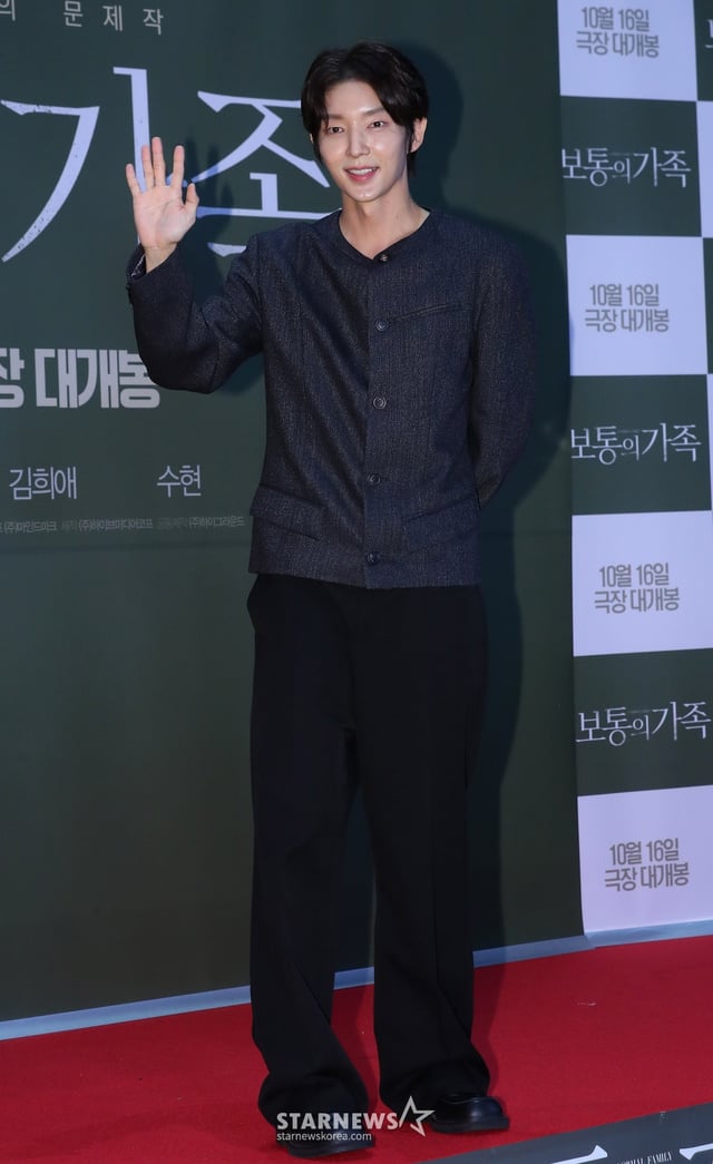 배우 이준기가 7일 오후 서울 강남구 삼성동 메가박스 코엑스에서 진행된 영화 '보통의 가족' VIP 시사회에 참석해 포즈를 취하고 있다. '보통의 가족'은 각자의 신념을 가지고 살아가던 네 사람이 아이들의 범죄현장이 담긴 CCTV를 보게 되면서 모든 것이 무너져가는 모습을 담은 웰메이드 서스펜스. 오는 16일 개봉. 2024.10.07 /사진=김창현