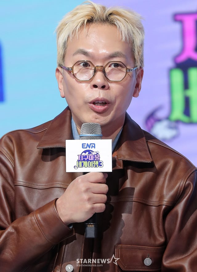 김태호 PD가 20일 오전 서울 마포구 상암동 쇼킹케이팝센터에서 진행된 ENA 예능 '지구마불 세계여행3' 제작발표회에 참석해 인사말을 하고 있다.  '지구마불 세계여행3' 여행 크리에이터 3대장 빠니보틀(빠니보틀 Pani Bottle), 원지(원지의 하루), 곽튜브(곽튜브 KWAKTUBE)가 김태호 PD에 의해 설계된 세계여행 부루마불 게임에 참여, 주사위에 운명을 맡기고 세계 각지를 여행하는 과정을 담은 예능 프로그램이다. 오는 22일 첫 방송. 2025.03.20 /사진=김창현 chmt@