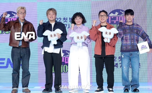 김태호 PD, 여행 크리에이터 곽튜브, 원지, 빠니보틀, 김훈범 PD가 20일 오전 서울 마포구 상암동 쇼킹케이팝센터에서 진행된 ENA 예능 '지구마불 세계여행3' 제작발표회에 참석해 포즈를 취하고 있다.  '지구마불 세계여행3' 여행 크리에이터 3대장 빠니보틀(빠니보틀 Pani Bottle), 원지(원지의 하루), 곽튜브(곽튜브 KWAKTUBE)가 김태호 PD에 의해 설계된 세계여행 부루마불 게임에 참여, 주사위에 운명을 맡기고 세계 각지를 여행하는 과정을 담은 예능 프로그램이다. 오는 22일 첫 방송. 2025.03.20 /사진=김창현 chmt@