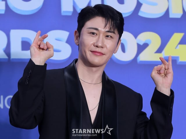 가수 영탁이 16일 오후 서울 중구 장충체육관에서 진행된 '한터뮤직어워즈 2024' 레드카펫 행사에 참석해 포즈를 취하고 있다. 2025.02.1 /사진=김창현 chmt@