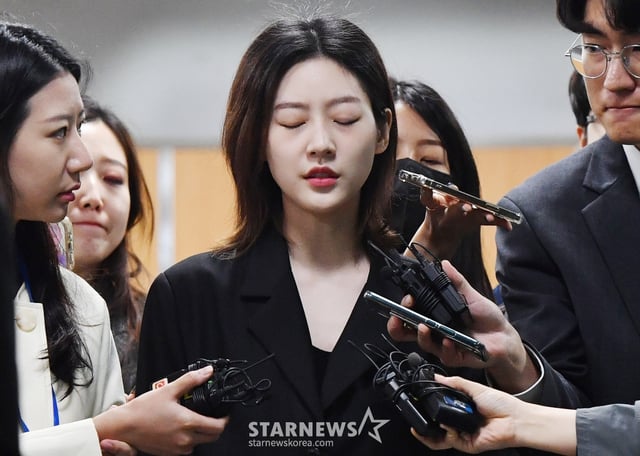 음주운전 사고로 물의를 일으킨 배우 김새론이 5일 오전 서울 서초구 중앙지방법원에서 열린 1심 선고공판을 마친 뒤 법원을 나서고 있다. /2023.04.05