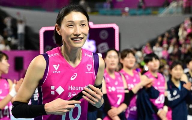김연경이 팬들에게 인사를 하고 있다. /사진=KOVO 제공