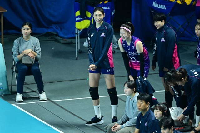 김연경(가운데)이 김수지와 함께 웜업존에서 경기를 지켜보고 있다. /사진=KOVO 제공