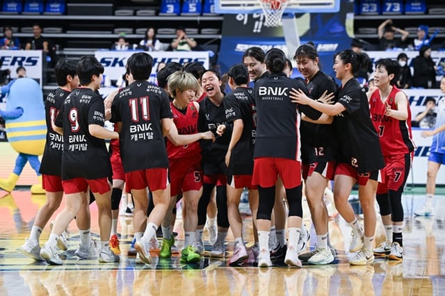 BNK 선수단. /사진=WKBL 제공