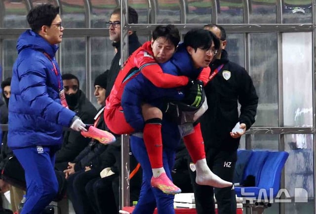 부상을 당해 업혀 나간 이강인(가운데). /사진=뉴시스 제공