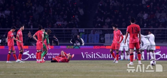 아깅인(가운데)이 20일 고양종합운동장에서 열린 '2026 국제축구연맹(FIFA) 북중미 월드컵' 아시아 지역 3차 예선 B조 7차전 도중 쓰러져 고통스러워 하고 있다. /사진=뉴시스