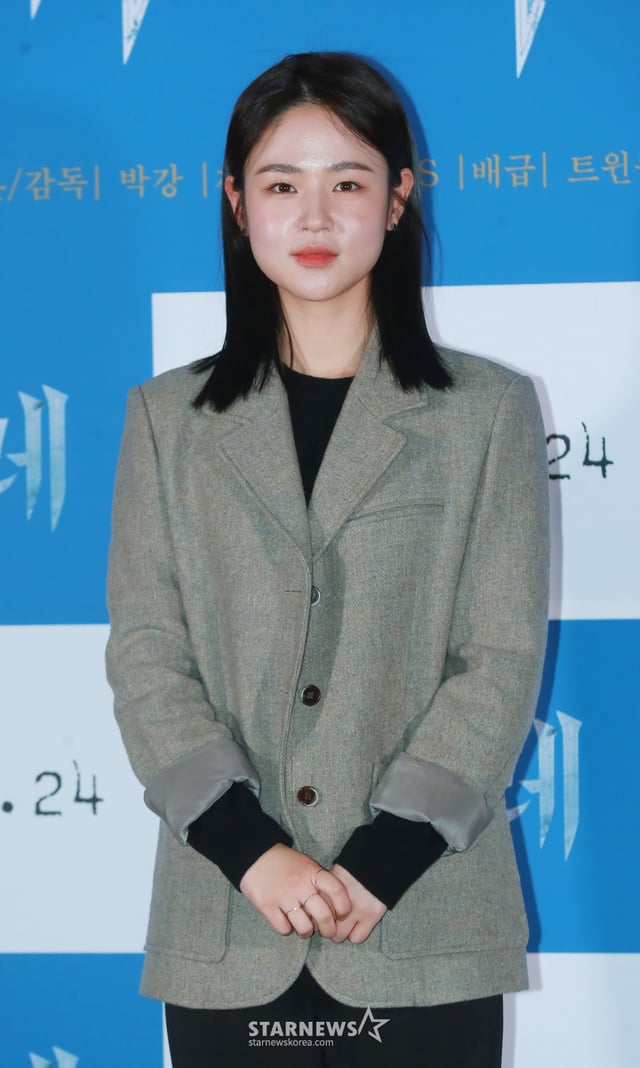 배우 심은우가 17일 오후 서울 CGV용산아이파크몰에서 진행된 영화 '세이레'(감독 박강) 언론배급시사회에 참석해 포즈를 취하고 있다.  태어난 지 21일이 채 되지 않은 아기의 아빠 우진(서현우 분)이 외부의 출입을 막고 부정한 것을 조심해야하는 세이레의 금기를 깨고, 과거의 연인 세영(류아벨 분)의 장례식장에 다녀온 뒤부터 벌어지는 기이한 일들을 그린 미스터리 심리 스릴러 '세이레'는 오는 24일 개봉한다. /2022.11.17