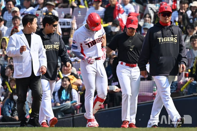 22일 오후 광주 북구 광주-기아챔피언스필드에서 열린 2025 신한 쏠뱅크 KBO 리그 개막전 NC다이노스 대 KIA타이거즈의 경기, 3회 말 1사 주자 없음 상황에서 안타를 친 KIA 김도영(가운데)이 왼쪽 다리 통증을 호소하며 더그아웃으로 돌아오고 있다. /사진=뉴시스