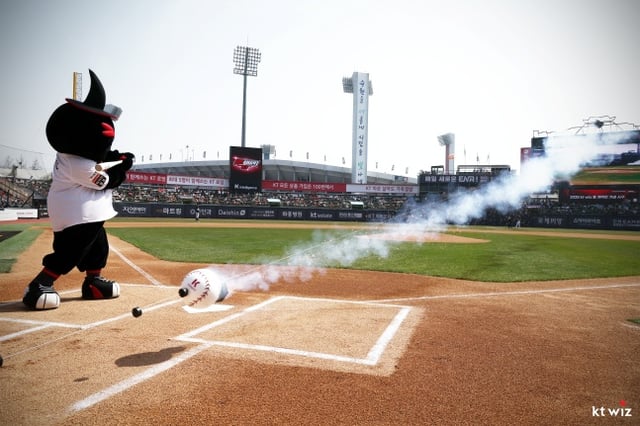 22일 KT-한화의 2025 KBO 개막전에서 나온 라인 로켓 시구. /사진=KT 위즈 제공