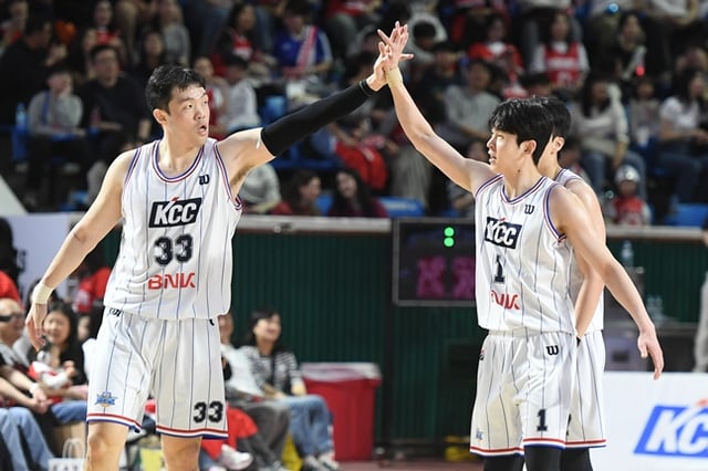 KCC 이승현(왼쪽)과 이호현이 하이파이브를 하고 있다. /사진=KBL 제공 