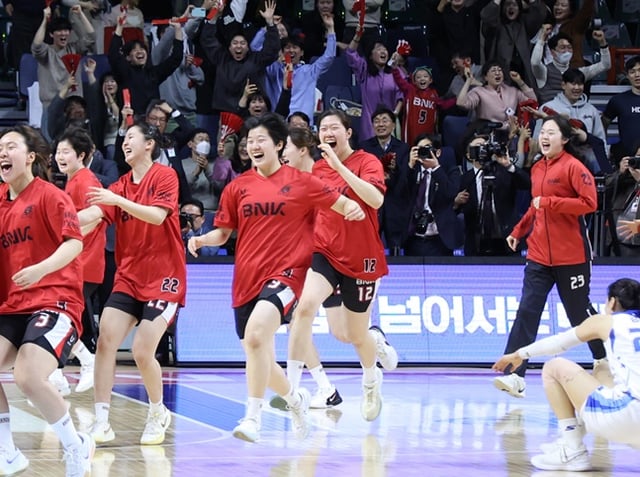 BNK 이하은(맨 오른쪽)이 챔피언결정전 우승 후 코트로 뛰어들어오고 있다. /사진=WKBL 제공