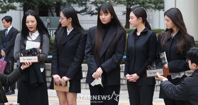 [서울=뉴시스] 추상철 기자 = 그룹 뉴진스(NJZ 하니, 민지, 혜인, 해린, 다니엘)가 7일 오후 서울 서초구 서울중앙지방법원에서 열린 '어도어, 뉴진스 상대 기획사 지위보전 및 광고계약 체결 등 금지 가처분' 심문기일을 마친 후 취재진의 질문에 답변하고 있다. 2025.03.07. scchoo@newsis.com /사진=추상철