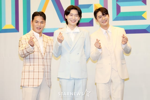 가수 천록담, 김용빈, 손빈아가 24일 오전 서울 마포구 스탠포드호텔에서 열린 TV조선 '미스터트롯3' TOP7 기자간담회에서 포즈를 취하고 있다. /사진=김휘선 hwijpg@