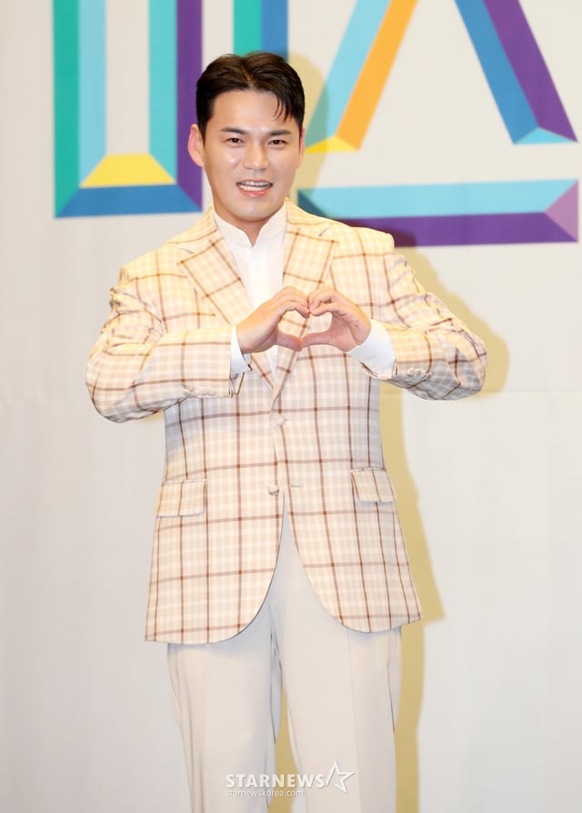 가수 천록담(이정)이 24일 오전 서울 마포구 스탠포드호텔에서 열린 TV조선 '미스터트롯3' TOP7 기자간담회에서 포즈를 취하고 있다. /사진=김휘선 hwijpg@