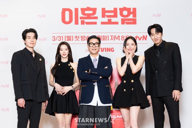 배우 이동욱, 이주빈, 이원석 감독, 배우 이다희, 이광수가 24일 온라인으로 진행된 tvN 월화드라마 '이혼보험' 제작발표회에서 포즈를 취하고 있다. '이혼보험'은 최고의 브레인만 모여 있다는 보험회사 혁신상품개발팀에서 이 시대 가장 핫한 재난인 이혼에 대처하기 위한 이혼보험 상품을 선보이며 벌어지는 순수 보장형 오피스 로맨틱 코미디로 31일 첫방송 된다. / 사진제공=tvN /사진=김휘선 hwijpg@
