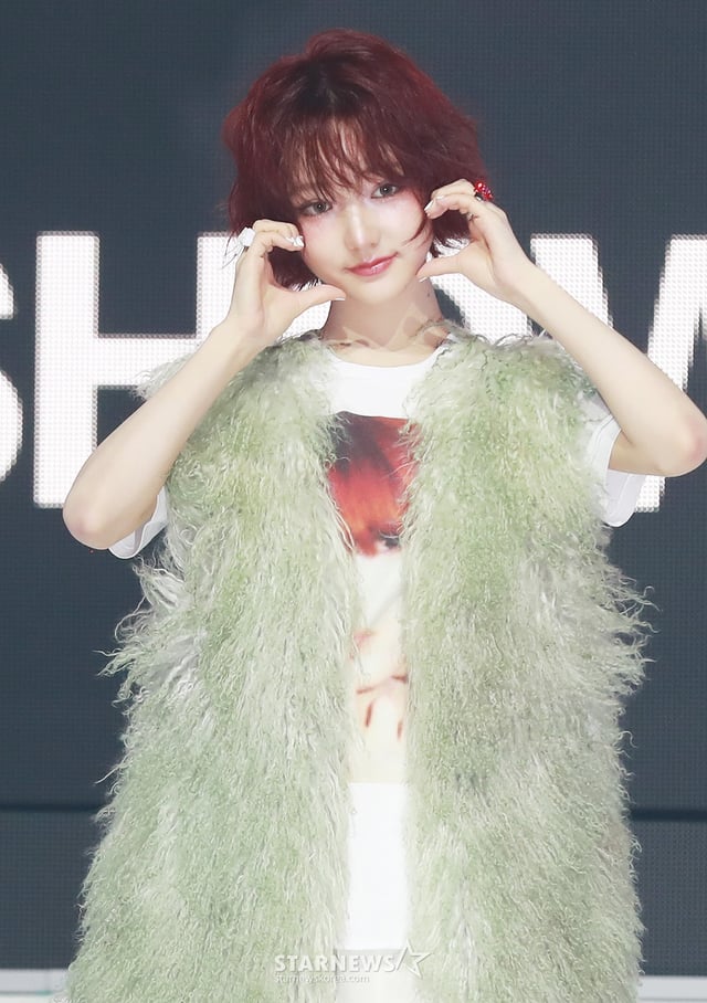 걸그룹 키키(KiiiKiii) 지유가 24일 오후 서울 용산구 블루스퀘어에서 진행된 데뷔 앨범 '언컷 젬'(UNCUT GEM) 발매기념 쇼케이스에서 포즈를 취하고 있다. /2025.03.24 /사진=이동훈 photoguy@
