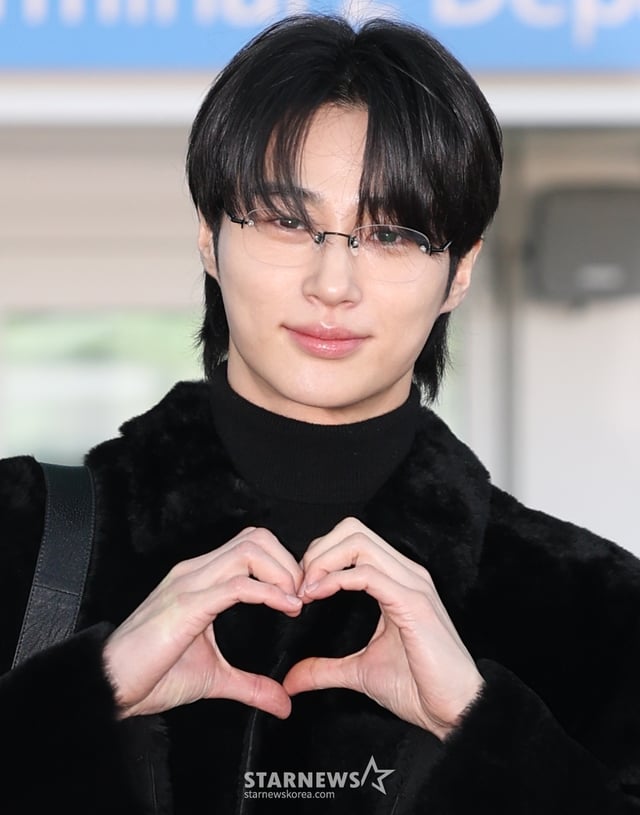 (인천공항=뉴스1) 권현진 기자 = 배우 변우석이 해외 패션위크 일정을 위해 24일 오전 인천국제공항을 통해 출국하기 전 인사를 하고 있다. 2025.2.24/뉴스1 Copyright © 뉴스1. All rights reserved. 무단 전재 및 재배포, AI학습 이용 금지. /사진=(인천공항=뉴스1) 권현진 기자