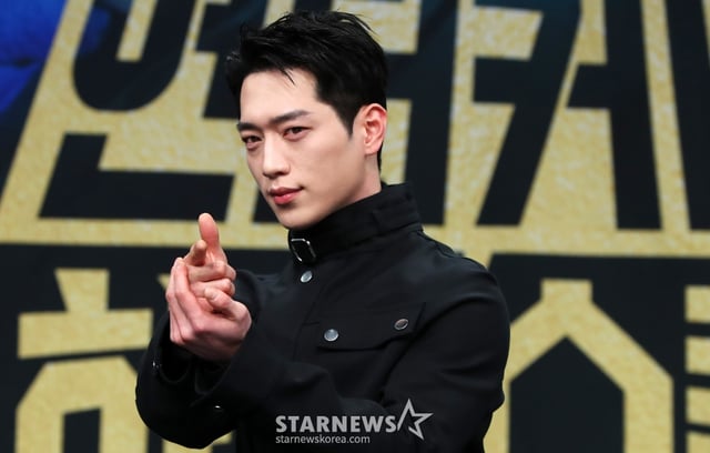 [서울=뉴시스] 김혜진 기자 = 배우 서강준이 20일 오후 서울 마포구 MBC사옥에서 열린 MBC 금토드라마 '언더커버 하이스쿨' 제작발표회에서 포즈를 취하고 있다.  '언더커버 하이스쿨'은 고종 황제의 사라진 금괴의 행방을 쫓기 위해 고등학생으로 위장 잠입한 국정원 요원의 좌충우돌 'N차 고딩' 활약기를 담았다. 서강준, 진기주, 김신록, 전배수, 김민주, 박세현 등이 출연하며 오는 21일 밤 9시 50분에 첫 방송된다. 2025.02.20. jini@newsis.com /사진=김혜진