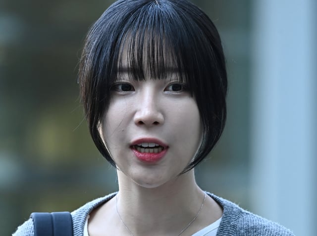 [수원=뉴시스] 김종택기자 = 구독자 1000만명 이상을 보유한 먹방 유튜버 '쯔양'(박정원)이 15일 경기도 수원시 영통구 수원지방법원에서 열린 유튜버 '구제역'(이준희)에 대한 공판 증인으로 출석하며 입장을 밝히고 있다. 2024.11.15. jtk@newsis.com /사진=김종택