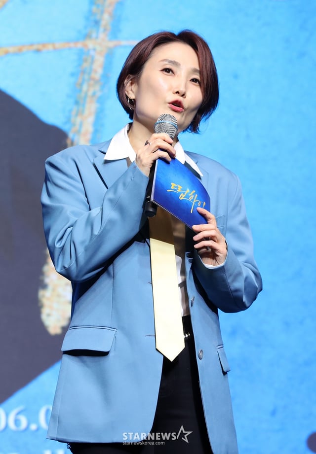 방송인 박경림이 25일 오후 서울 마포구 홍대 라이즈호텔에서 열린 쇼뮤지컬 Again '드림하이' 제작발표회에서 진행을 하고 있다.  쇼뮤지컬 Again '드림하이'는 기린예고에서 K-팝 스타가 되는 꿈을 꾸었던 주인공들이 고등학교를 졸업한 후 다시 기린예고로 돌아와 벌어지는 이야기를 그린 작품이다./2025.03.25 /사진=김휘선 hwijpg@