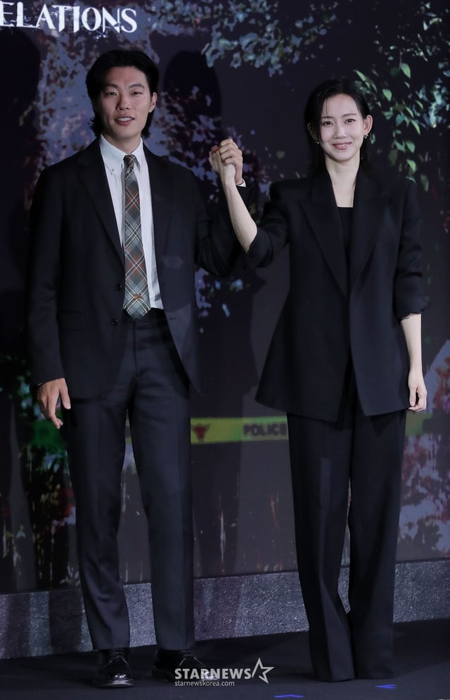 배우 류준열, 신현빈이 18일 오전 서울 마포구 호텔 나루 서울 엠갤러리 앰배서더에서 진행된 넷플릭스 영화 '계시록' 제작보고회에 참석해 포즈를 취하고 있다.   '계시록'은 실종 사건의 범인을 단죄하는 것이 신의 계시라 믿는 목사와, 죽은 동생의 환영에 시달리는 실종 사건 담당 형사가 각자의 믿음을 쫓으며 벌어지는 이야기를 그린 넷플릭스 영화다. 오는 21일 공개. 2025.03.18 /사진=김창현 chmt@