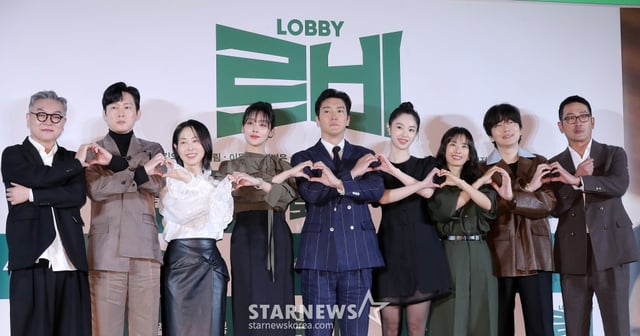 배우 김의성, 박병은, 강말금, 차주영, 최시원, 강해림, 곽선영, 이동휘, 감독 겸 배우 하정우 4일 오전 서울 광진구 롯데시네마 건대입구에서 진행된 영화 '로비' 제작보고회에 참석해 포즈를 취하고 있다.  '로비'는 연구밖에 모르던 스타트업 대표 창욱(하정우 분)이 4조 원의 국책사업을 따내기 위해 인생 첫 로비 골프를 시작하는 이야기. 내달 2일 개봉. 2025.03.04 /사진=김창현 chmt@