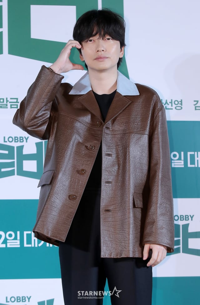 배우 이동휘가 4일 오전 서울 광진구 롯데시네마 건대입구에서 진행된 영화 '로비' 제작보고회에 참석해 포즈를 취하고 있다.  '로비'는 연구밖에 모르던 스타트업 대표 창욱(하정우 분)이 4조 원의 국책사업을 따내기 위해 인생 첫 로비 골프를 시작하는 이야기. 내달 2일 개봉. 2025.03.04 /사진=김창현 chmt@