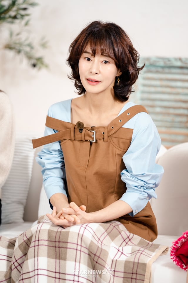 배우 예지원이 4일 온라인으로 진행된 SBS Plus·E채널 예능 '솔로라서' 제작발표회에 참석해 포즈를 취하고 있다. /사진제공=SBS플러스, E채널 2025.03.04 /사진=이동훈 photoguy@