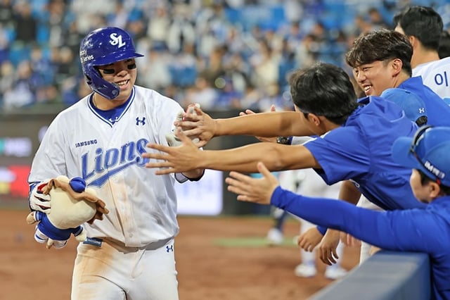 삼성 김영웅(맨 왼쪽)이 25일 대구 NC전에서 6회말 그랜드슬램을 터트리고 동료들의 축하를 받고 있다. /사진=삼성 라이온즈 제공