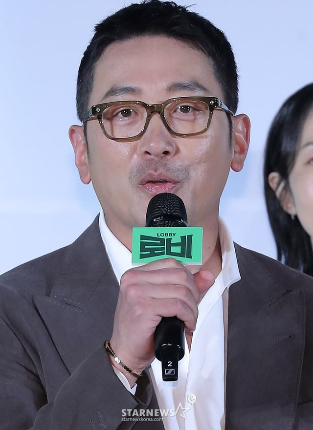 감독 겸 배우 하정우가 4일 오전 서울 광진구 롯데시네마 건대입구에서 진행된 영화 '로비' 제작보고회에 참석해 인사말을 하고 있다.  '로비'는 연구밖에 모르던 스타트업 대표 창욱(하정우 분)이 4조 원의 국책사업을 따내기 위해 인생 첫 로비 골프를 시작하는 이야기. 내달 2일 개봉. 2025.03.04 /사진=김창현 chmt@