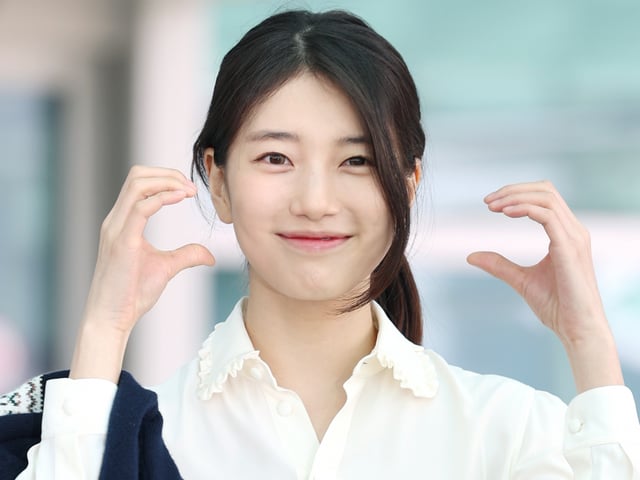 (인천공항=뉴스1) 권현진 기자 = 배우 수지가 해외 일정을 위해 26일 인천국제공항을 통해 싱가포르로 출국하기 전 인사를 하고 있다. 2025.3.26/뉴스1 Copyright © 뉴스1. All rights reserved. 무단 전재 및 재배포, AI학습 이용 금지. /사진=(인천공항=뉴스1) 권현진 기자
