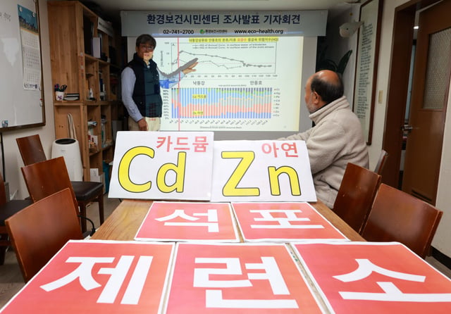 최예용(왼쪽) 환경보건시민센터 소장이 지난해 11월 서울 종로구 환경보건시민센터에서 석포제련소의 카드뮴 폐수 불법방류로 인한 낙동강상류 생태계와 안동호 오염 확인하는 국제학술지 주요 결과 소개 기자회견을 하고 있다./사진=뉴시스