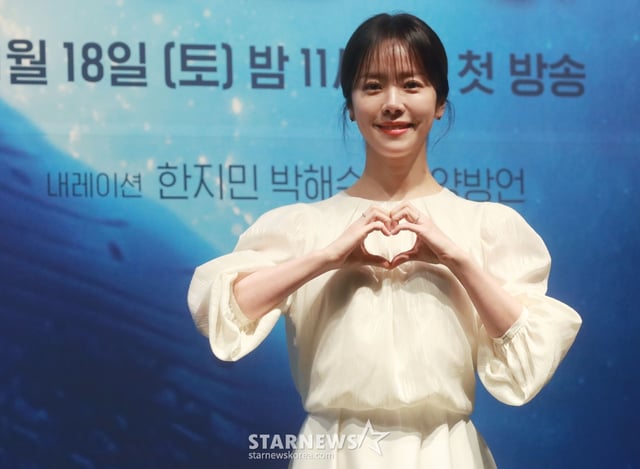 배우 한지민이 17일 오후 인천 중구 파라다이스 아트 스페이스에서 진행된 SBS 4부작 다큐멘터리 '고래와 나' 제작발표회에 참석해 포즈를 취하고 있다. 당신의 눈앞에 펼쳐지는 경이로운 고래의 세계 그리고, 고래의 삶과 죽음으로 드러나는 지구의 위기를 그린 '고래와 나'는 오는 18일 첫 방송된다. /2023.11.17 /사진=이동훈