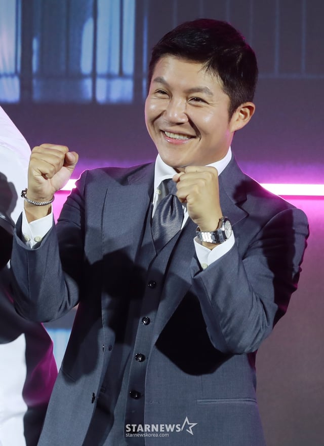 코미디언 조세호가 14일 오후 서울 CGV용산아이파크몰에서 진행된 넷플릭스 예능 '좀비버스 : 뉴 블러드' 제작발표회에 참석해 포즈를 취하고 있다. /2024.11.14 /사진=이동훈 photoguy@