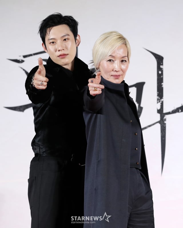 배우 김성철, 이혜영이 27일 오전 서울 광진구 롯데시네마 건대입구에서 열린 영화 '파과'(감독 민규동) 제작보고회에 참석해 포즈를 취하고 있다. '파과'는 바퀴벌레 같은 인간들을 처리하는 조직에서 40여 년간 활동한 레전드 킬러 조각(이혜영)과 평생 그를 쫓은 미스터리한 킬러 투우(김성철)의 강렬한 대결을 그린 액션 드라마다. 오는 5월 1일 개봉 예정. /2025.03.27 /사진=김휘선 hwijpg@
