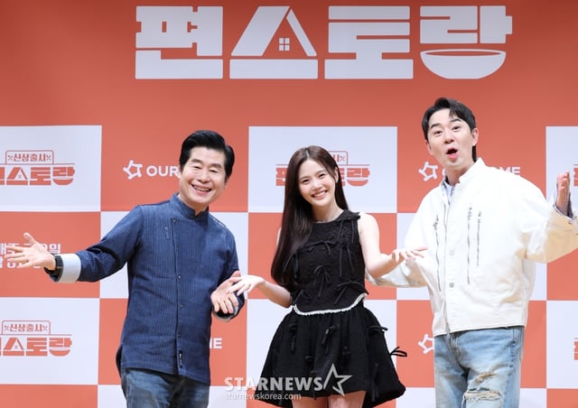 (서울=뉴스1) 권현진 기자 = 이연복 셰프(왼쪽부터)와 오마이걸 효정, 붐이 27일 서울 영등포구 KBS에서 열린 KBS 2TV ‘신상출시 편스토랑’ 기자간담회에서 포즈를 취하고 있다.  ‘신상출시 편스토랑’은 미식가 스타들의 ‘먹고 사는 일상’을 관찰하고 그들의 레시피를 함께 공유하는 프로그램이다. 2025.3.27/뉴스1  Copyright © 뉴스1. All rights reserved. 무단 전재 및 재배포,  AI학습 이용 금지. /사진=(서울=뉴스1) 권현진 기자