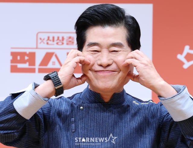 (서울=뉴스1) 권현진 기자 = 이연복 셰프가 27일 서울 영등포구 KBS에서 열린 KBS 2TV ‘신상출시 편스토랑’ 기자간담회에서 포즈를 취하고 있다.  ‘신상출시 편스토랑’은 미식가 스타들의 ‘먹고 사는 일상’을 관찰하고 그들의 레시피를 함께 공유하는 프로그램이다. 2025.3.27/뉴스1  Copyright © 뉴스1. All rights reserved. 무단 전재 및 재배포,  AI학습 이용 금지. /사진=(서울=뉴스1) 권현진 기자