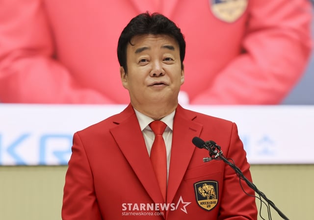 [서울=뉴시스] 김근수 기자 =  백종원 더본 코리아 대표이사가 6일 서울 여의도 한국거래소 홍보관에서 열린 더본 코리아 상장식에서 기념사를 하고 있다. 2024.11.06. ks@newsis.com /사진=김근수