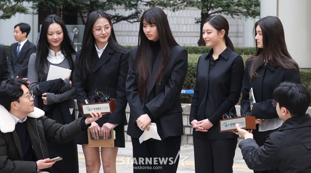 [서울=뉴시스] 추상철 기자 = 그룹 뉴진스(NJZ 하니, 민지, 혜인, 해린, 다니엘)가 7일 오후 서울 서초구 서울중앙지방법원에서 열린 '어도어, 뉴진스 상대 기획사 지위보전 및 광고계약 체결 등 금지 가처분' 심문기일을 마친 후 취재진의 질문에 답변하고 있다. 2025.03.07. scchoo@newsis.com /사진=추상철
