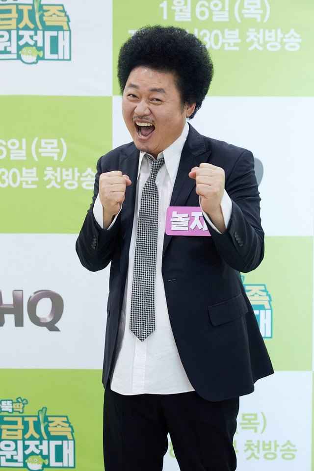 개그맨 윤택이 6일 오후 온라인 생중계로 진행된 IHQ 예능프로그램 '자급자족원정대' 제작발표회에 참석해 포즈를 취하고 있다.   스타들이 코로나19 장기화로 경기 침체에 빠진 전국방방곡곡을 찾아가 지역에 활기와 온기를 불어 넣어주는 프로그램 '자급자족원정대'는 오늘(6일) 첫 방송된다. /사진제공=IHQ 2022.01.06