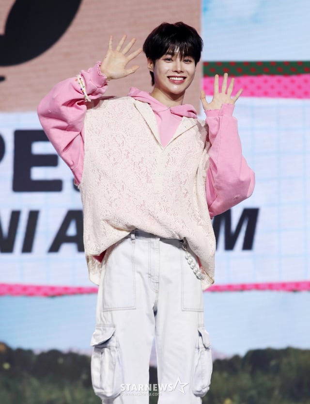그룹 템페스트 한빈이 31일 오후 서울 용산구 블루스퀘어에서 열린 여섯번 째 미니앨범 'RE: Full of Youth' 발매 기념 쇼케이스에서 포즈를 취하고 있다. /2025.03.31 /사진=김휘선 hwijpg@