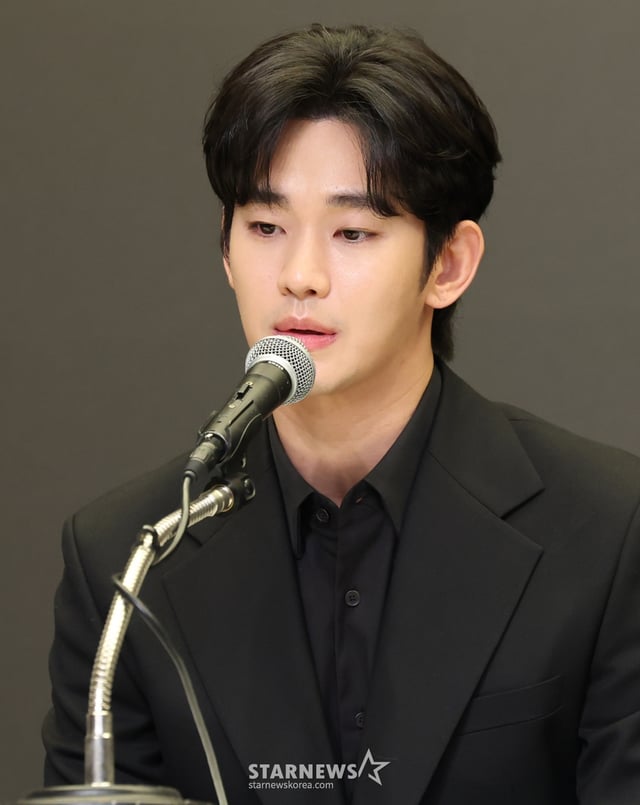 (서울=뉴스1) 권현진 기자 = 배우 김수현이 31일 오후 서울 마포구 스탠포트호텔에서 긴급 기자회견을 열고 고(故) 김새론이 미성년자일 때부터 교제했다는 의혹을 비롯한 각종 논란에 대해 입장을 밝히고 있다. 2025.3.31/뉴스1  Copyright © 뉴스1. All rights reserved. 무단 전재 및 재배포,  AI학습 이용 금지. /사진=(서울=뉴스1) 권현진 기자