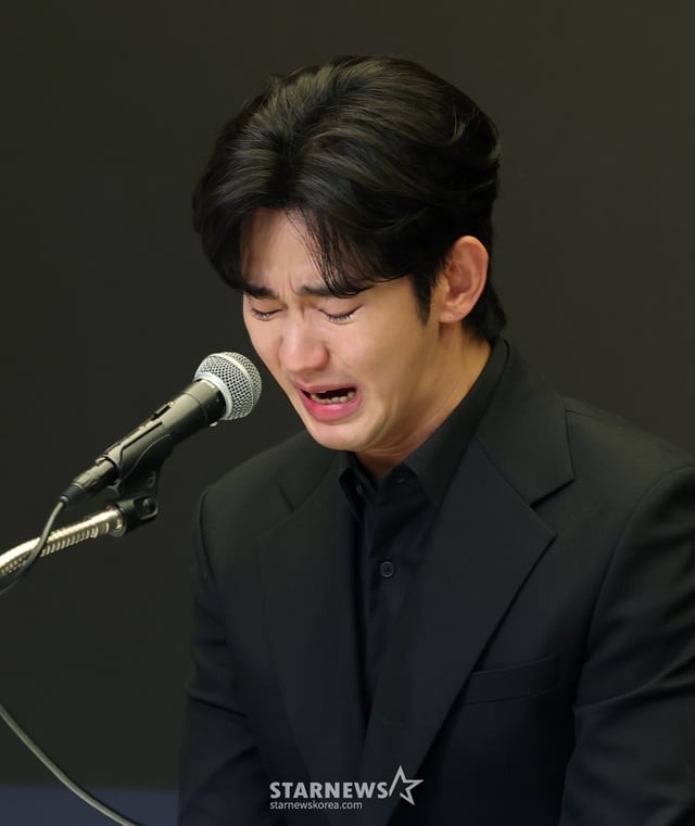 (서울=뉴스1) 권현진 기자 = 배우 김수현이 31일 오후 서울 마포구 스탠포트호텔에서 긴급 기자회견을 열고 고(故) 김새론이 미성년자일 때부터 교제했다는 의혹을 비롯한 각종 논란에 대해 입장을 밝히고 있다. 2025.3.31/뉴스1 Copyright © 뉴스1. All rights reserved. 무단 전재 및 재배포, AI학습 이용 금지. /사진=(서울=뉴스1) 권현진 기자